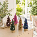 Árvore de cerdas nevadas com decorações (11cm)